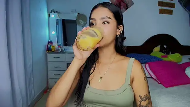 mia yireth online show from October 16, 1:39 am