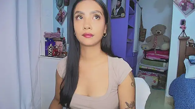 mia yireth online show from November 12, 12:55 am