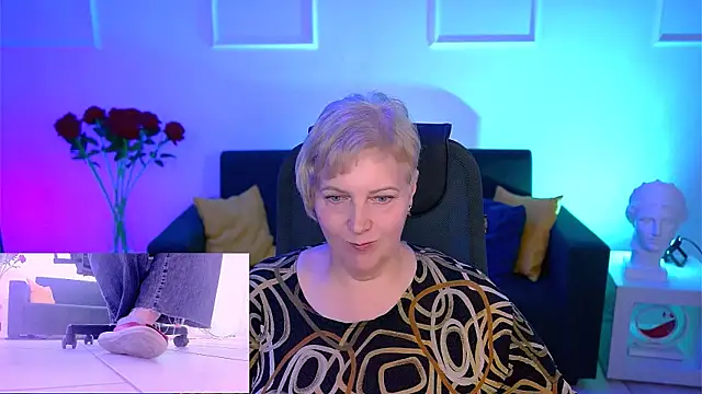 Snapshot of MaryMogan chatting on October 7, 8:44 am MaryMogan online show from October 7, 8:44 am