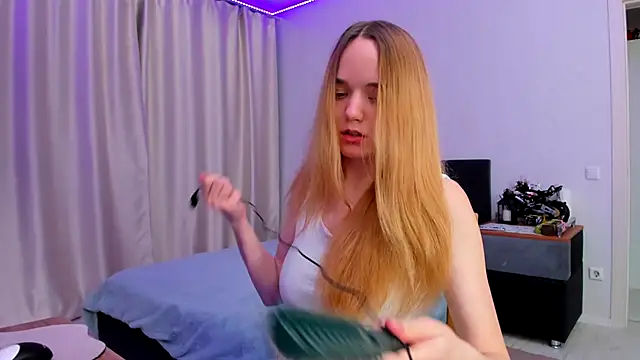 Snapshot of JanetShy chatting on October 1, 11:05 am JanetShy online show from October 1, 11:05 am