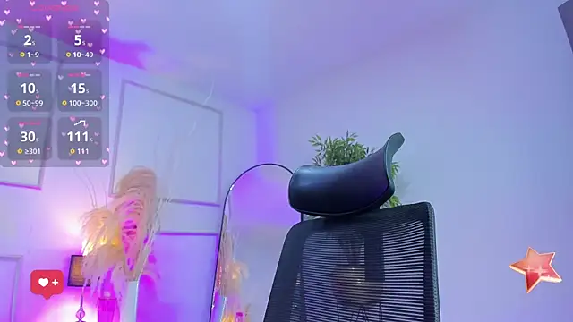 Snapshot of Emilywillis8 chatting on December 17, 2:45 pm Emilywillis8 online show from December 17, 2:45 pm