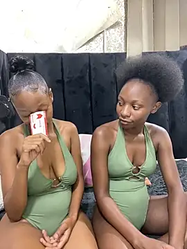 SexyPetitex25 online show from March 4, 8:37 pm