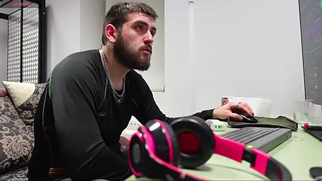 Snapshot of Mike_Platano chatting on November 19, 8:42 pm Mike Platano online show from November 19, 8:42 pm