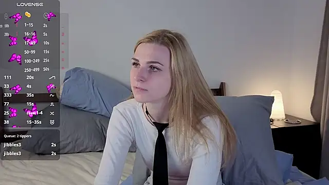 Snapshot of HelenMartines chatting on October 10, 11:09 am HelenMartines online show from October 10, 11:09 am
