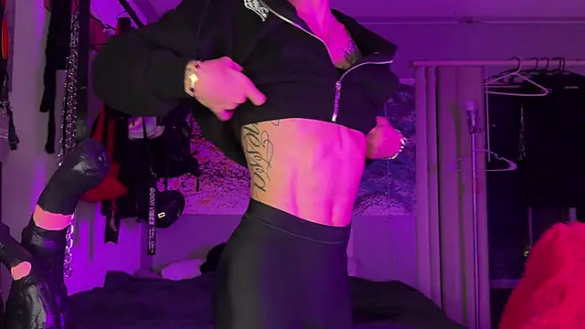 Snapshot of xoFrankie chatting on November 8, 3:29 am xoFrankie online show from November 8, 3:29 am