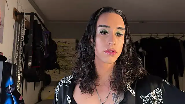 Snapshot of xoFrankie chatting on December 1, 4:28 am xoFrankie online show from December 1, 4:28 am