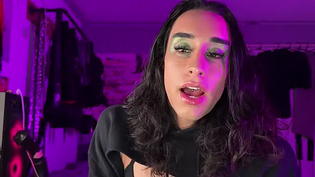 Snapshot of xoFrankie chatting on December 2, 2:39 am xoFrankie online show from December 2, 2:39 am