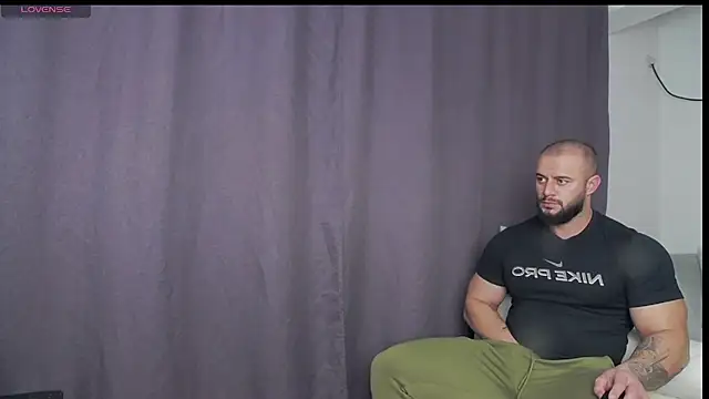 Snapshot of RickyMiami1 chatting on November 25, 6:52 pm RickyMiami1 online show from November 25, 6:52 pm