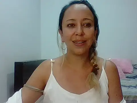 Snapshot of leah_susman chatting on November 9, 2:43 am leah susman online show from November 9, 2:43 am