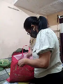 Snapshot of meenu_bhabhi547 chatting on November 3, 4:47 am meenu bhabhi547 online show from November 3, 4:47 am