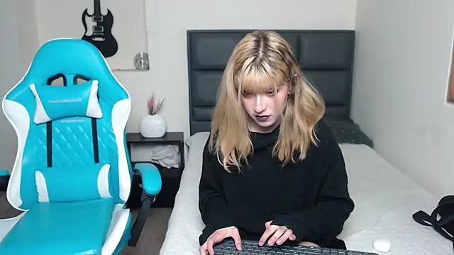 Snapshot of Amnesia_ chatting on October 27, 1:04 pm Amnesia online show from October 27, 1:04 pm