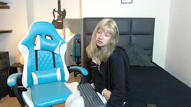 Snapshot of Amnesia_ chatting on November 17, 12:55 pm Amnesia online show from November 17, 12:55 pm