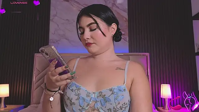 MiaaFarrel online show from May 21, 7:21 pm