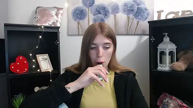 Snapshot of JuiceLips__ chatting on October 8, 1:09 pm JuiceLips online show from October 8, 1:09 pm