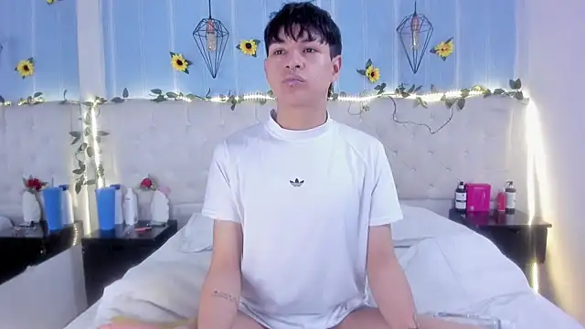 Snapshot of AleAurarashi chatting on October 22, 12:33 am AleAurarashi online show from October 22, 12:33 am