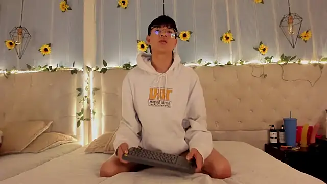 Snapshot of AleAurarashi chatting on October 30, 3:30 am AleAurarashi online show from October 30, 3:30 am