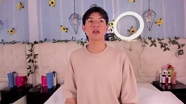 Snapshot of AleAurarashi chatting on November 23, 2:55 am AleAurarashi online show from November 23, 2:55 am