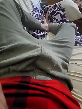 Snapshot of WelloffUpthrow chatting on December 17, 12:05 am WelloffUpthrow online show from December 17, 12:05 am