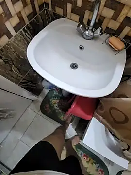 Snapshot of WelloffUpthrow chatting on February 17, 11:00 pm WelloffUpthrow online show from February 17, 11:00 pm