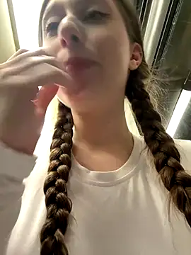 FroggyAnna online show from December 17, 3:51 pm