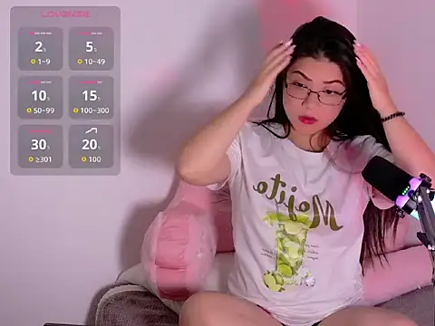 Snapshot of SofiKray chatting on November 18, 5:12 am SofiKray online show from November 18, 5:12 am