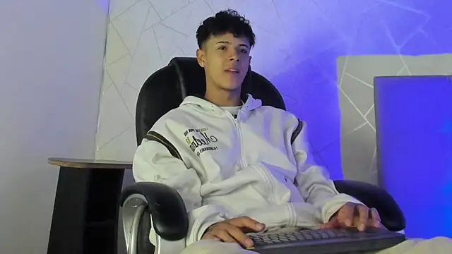 Snapshot of Alex_Colton7 chatting on December 4, 5:17 am Alex Colton7 online show from December 4, 5:17 am