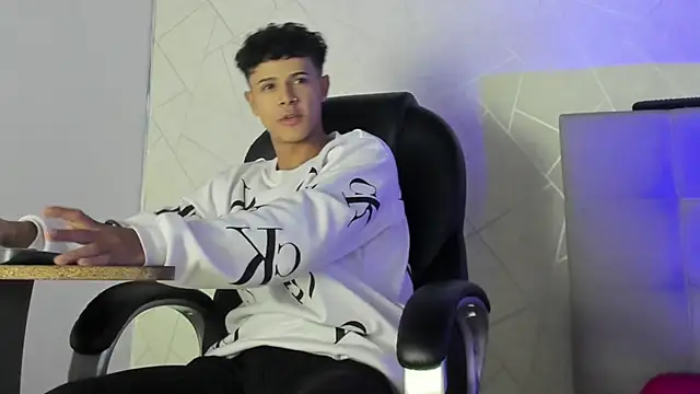 Snapshot of Alex_Colton7 chatting on December 15, 4:06 am Alex Colton7 online show from December 15, 4:06 am