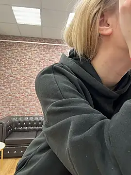 Snapshot of CaitlinSugar chatting on November 4, 4:22 am CaitlinSugar online show from November 4, 4:22 am