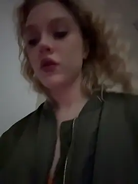 Snapshot of CaitlinSugar chatting on December 15, 4:39 am CaitlinSugar online show from December 15, 4:39 am