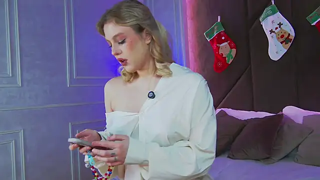 Snapshot of CaitlinSugar chatting on December 18, 4:51 am CaitlinSugar online show from December 18, 4:51 am