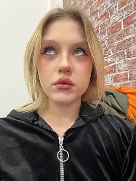 Snapshot of CaitlinSugar chatting on January 13, 3:34 am CaitlinSugar online show from January 13, 3:34 am