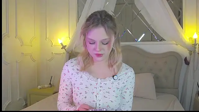 Snapshot of CaitlinSugar chatting on February 3, 6:22 am CaitlinSugar online show from February 3, 6:22 am