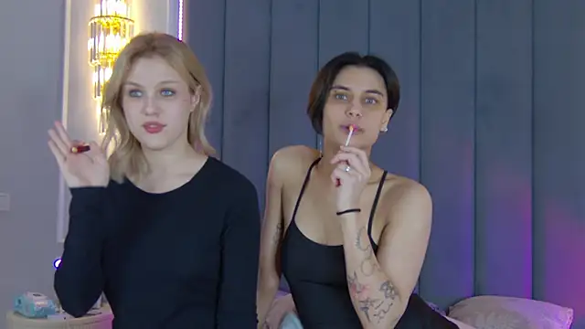 Snapshot of VioletAsh chatting on October 7, 4:59 pm VioletAsh online show from October 7, 4:59 pm