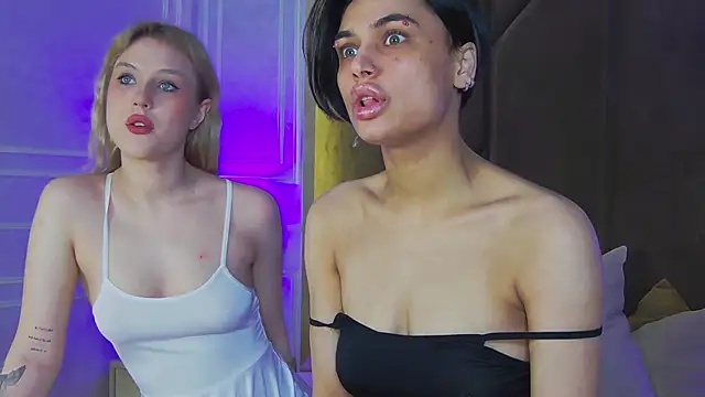 Snapshot of VioletAsh chatting on October 19, 4:35 am VioletAsh online show from October 19, 4:35 am