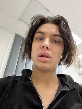 Snapshot of VioletAsh chatting on February 3, 4:21 am VioletAsh online show from February 3, 4:21 am