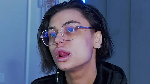 Snapshot of VioletAsh chatting on February 7, 4:27 am VioletAsh online show from February 7, 4:27 am