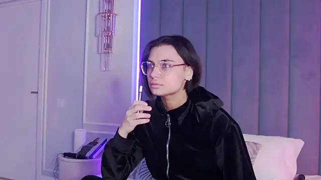 Snapshot of VioletAsh chatting on February 8, 4:27 am VioletAsh online show from February 8, 4:27 am