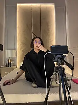 Snapshot of VioletAsh chatting on February 9, 4:16 am VioletAsh online show from February 9, 4:16 am