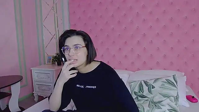 Snapshot of VioletAsh chatting on March 1, 5:09 am VioletAsh online show from March 1, 5:09 am