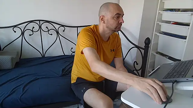 Snapshot of Handsomernguy chatting on October 1, 7:03 am Handsomernguy online show from October 1, 7:03 am