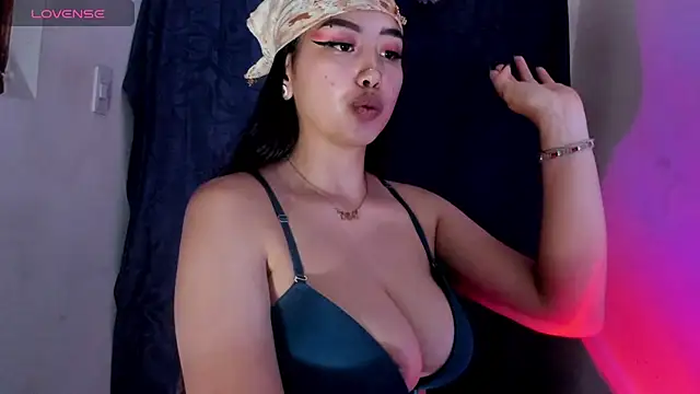 Snapshot of Viioleett_cum chatting on November 18, 4:22 pm Viioleett cum online show from November 18, 4:22 pm