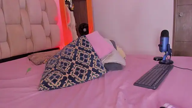 kayla-ada0 online show from June 14, 2:24 am
