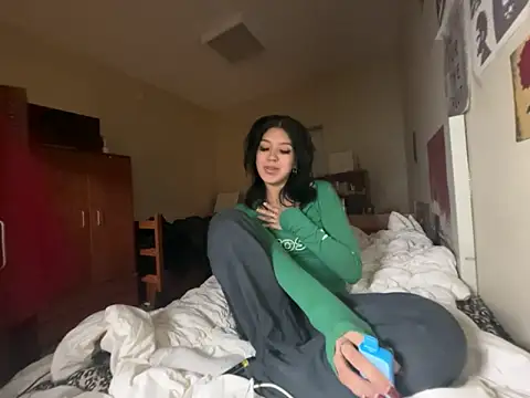 Snapshot of petitelatinateen chatting on February 3, 7:24 am petitelatinateen online show from February 3, 7:24 am