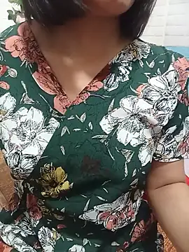 Snapshot of Thaohoa_love chatting on July 5, 10:06 pm Thaohoa love online show from July 5, 10:06 pm