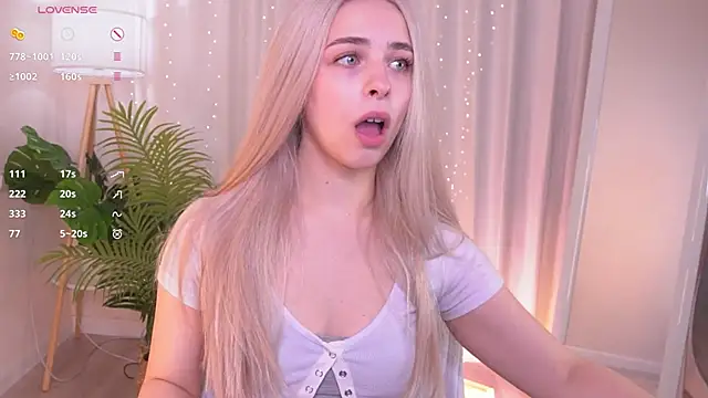 Snapshot of ShinyBarbie chatting on December 4, 6:55 am ShinyBarbie online show from December 4, 6:55 am