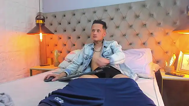 Snapshot of SkinnyZetth chatting on October 25, 5:15 am SkinnyZetth online show from October 25, 5:15 am