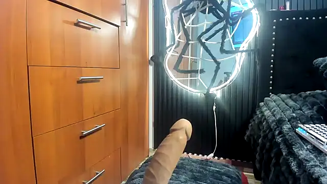 Snapshot of scarletr_red chatting on October 26, 1:11 am scarletr red online show from October 26, 1:11 am