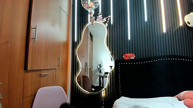 Snapshot of scarletr_red chatting on January 8, 9:28 pm scarletr red online show from January 8, 9:28 pm