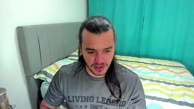 Snapshot of Loganhot21 chatting on December 17, 2:28 am Loganhot21 online show from December 17, 2:28 am