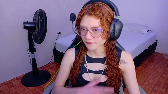 Snapshot of Birdie_0 chatting on September 9, 1:32 pm Birdie 0 online show from September 9, 1:32 pm